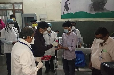 राजस्थान के भीलवाड़ा में अस्पताल से ठीक होकर जाता एक मरीज। फोटो: टि्वटर - @ankitbaldi