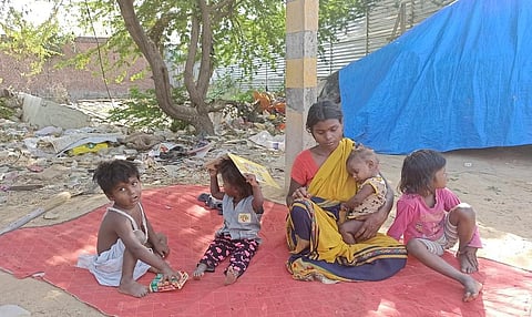 आत्महत्या करने वाले मजदूर की पत्नी और उसके चार बच्चे। फोटो: शाहनवाज आलम