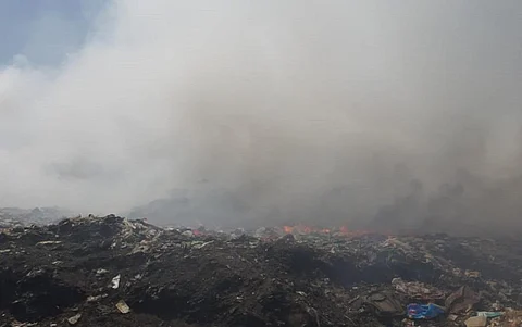 जयपुर से दूर गांव सेवापुरा में बने कचरा प्लांट में 24 दिन से आग लगी हुई है। फोटो: माधव शर्मा