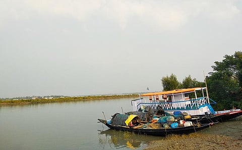 सुंदरवन में रह रहे लोग इस तरह की नावों के सहारे दुनिया से जुड़ते हैं। फोटो: उमेश कुमार राय