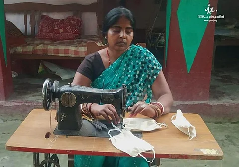 मास्क बनाती एक महिला। फ़ोटो: गूंज