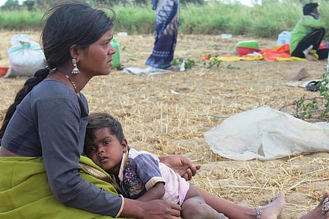 लॉकडाउन की वजह से खुले आसमान के नीचे रहने को मजबूर हैं मध्यप्रदेश के प्रवासी मजदूर