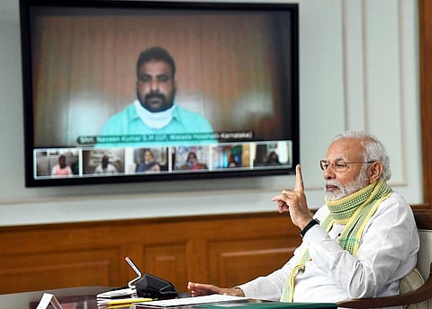 पंचायती राज दिवस पर ग्राम सरपंचों से बात करते प्रधानमंत्री नरेंद्र मोदी। फोटो: पीआईबी