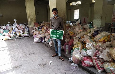 राजस्थान में स्वयंसेवी संगठन श्रम सारथी के कार्यकर्ता राशन पैकेट्स तैयार करते हुए। फोटो: माधव शर्मा