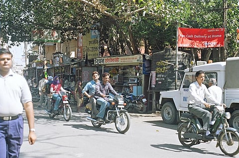 कुल सड़क दुर्घटनाओं में दोपहिया चालकों की मौतों का प्रतिशत आधा