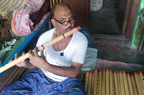 पीलीभीत में बासुंरी बजाने वाले कारीगर बेसब्री से लॉकडाउन खुलने का इंतजार कर रहे हैं। फोटो: रणविजय सिंह