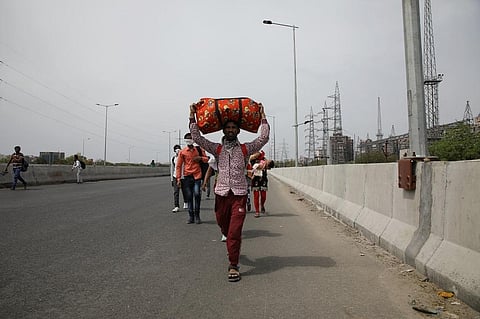 कोरोनावायरस की वजह से देश भर में घोषित लॉकडाउन के दौरान प्रवासी मजदूर अपने गावों की ओर लौटने को मजबूर हो गए। फोटो: विकास चौधरी