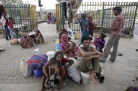 बिहारी मजदूरों की नियति बन गया है पलायन