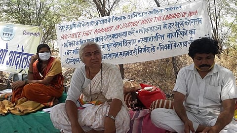 सामाजिक कार्यकर्ता मेधा पाटकर बड़वानी के सेगवाल फाटा के पास ठीकरी में मुम्बई-आगरा नेशनल हाईवे पर अनशन पर बैठ गई हैं। फोटो: मनीष चंद्र मिश्र