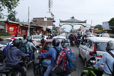 हिमाचल प्रदेश के बॉर्डर पर जमा भीड़। फाइल फोटो: रोहित पराशर