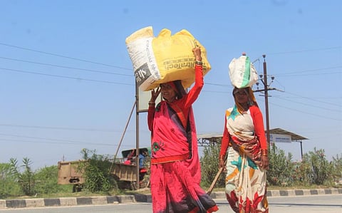लॉकडाउन की वजह से अपने घर-गांव की ओर पैदल लौटते प्रवासी। फोटो: एकता परिषद