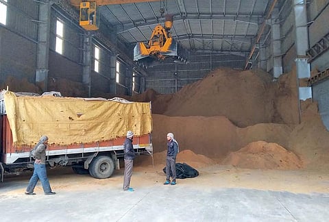 उत्तर प्रदेश के हापुड़ में स्थित मेरीनो लेमिनेट्स ईंधन के रूप में धान की भूसी का इस्तेमाल करती है। इस भूसी का भंडारण किया जाता है (जितेन्द्र)