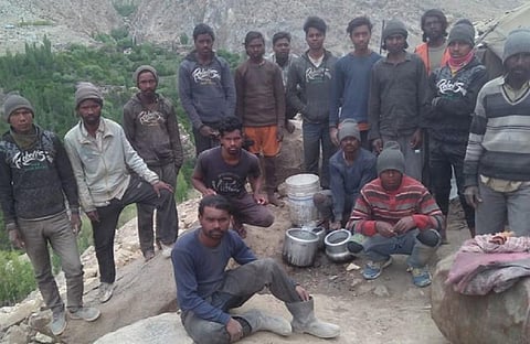 लद्दाख में फंसे झारखंड के आदिवासी। फोटो: आनंद दत्त