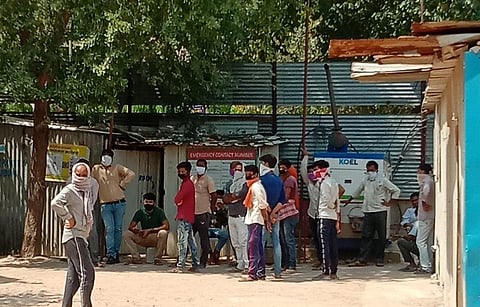 दिल्ली के द्वारका में बन रहे एक सरकारी अस्पताल की बिल्डिंग का निर्माण कर रहे थे। लॉकडाउन की वजह से यहीं फंस गए हैं। फोटो: अमन गुप्ता