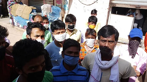 दिल्ली के बिजवासन इलाके में फंसे प्रवासी। फोटो: अमन गुप्ता