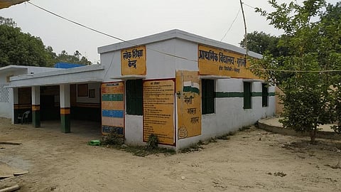 लॉकडाउन की वजह से बंद पड़ा उत्तर प्रदेश के गोरखपुर जिले का एक प्राथमिक स्कूल। फोटो: रणविजय सिंह