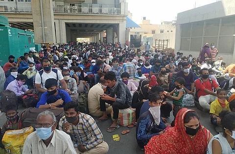 गुजरात के सूरत में फंसे प्रवासी मजदूर। फोटो: कलीम सिद्धीकी