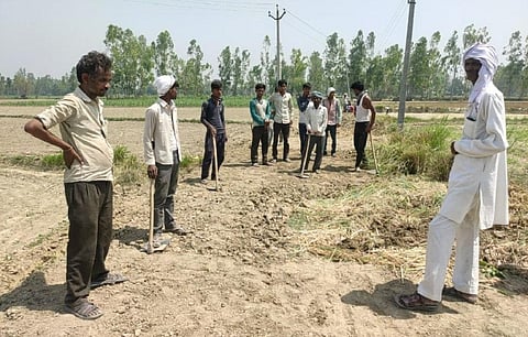 उत्तर प्रदेश के शाहजहांपुर जिले के गांव रतनपुर मुंडा गांव में मनरेगा के काम करते ग्रामीण। फोटो: विवेक मिश्रा