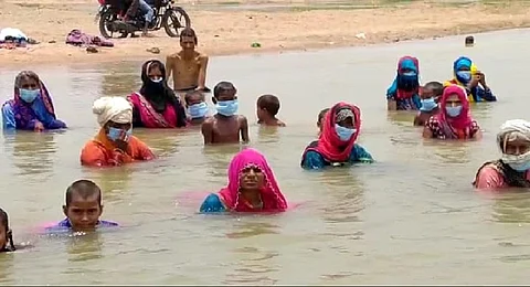 अवैध खनन के विरोध में जल सत्याग्रह करते किसान। फोटो: रणविजय सिंह