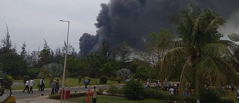 गुजरात के भरूच जिले में दहेज इलाके में एक केमिकल प्लांट में हुए विस्फोट के बाद धुआं दूर-दूर तक दिखाई दिया। फोटो: सलीम पटेल