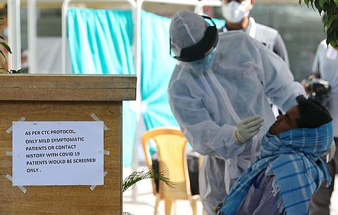 दिल्ली के पटेल नगर में कोरोनावायरस संक्रमण की जांच करते डॉक्टर। फोटो: विकास चौधरी