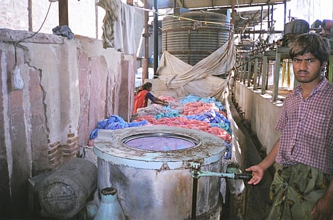 दिल्ली के कई इलाकों में अवैध रूप से चल रही हैं रंगाई फैक्ट्रियां
