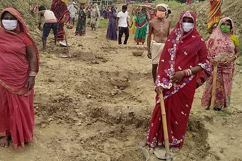 बिहार सरकार ने दावा किया था कि मनरेगा काम उपलब्ध कराकर प्रवासियों को रोका जाएगा। फोटो: पुष्य मित्र