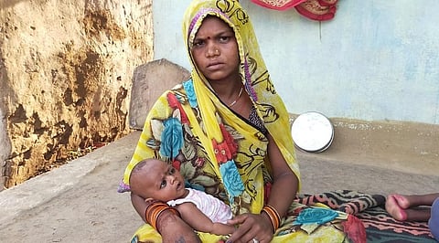 पन्ना की शोभा गोंड का प्रसव घर में ही हुआ। नवजात का टीकाकरण भी शुरू नहीं हो सका है। फोटो: मनीष चंद्र मिश्र