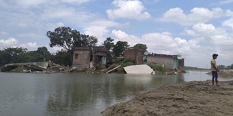 अभी भी बाढ़ का पानी जमा है नरुआर बस्ती में। फोटो: पुष्यमित्र