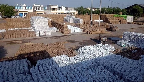 हरियाणा के करनाल के निसिंग अनाज मंडी में खुले में रखा हुआ खरीदा गया गेहूं। फोटो: शाहनवाज आलम