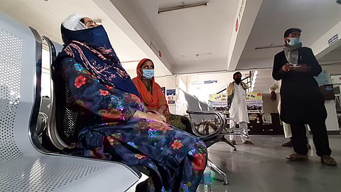 राजाजी नेशनल पार्क में हुई कार्रवाई में घायल महिला। फोटो: रोबिन चौहान