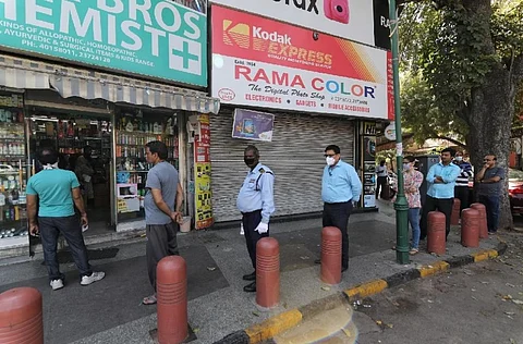 राजधानी दिल्ली में दवा की दुकान के बाहर सामाजिक दूरी का ख्याल रखते लोग। फोटो: विकास चौधरी