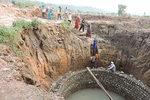 मध्यप्रदेश के सतना जिले के गांव दादिन में मनरेगा के तहत चल रहा काम।