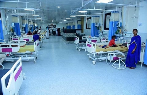 बिहार के मुजफ्फरपुर स्थित एसकेएमसी अस्पताल के स्पेशल पीकू वार्ड में भर्ती बच्चे। फोटो: पुष्यमित्र