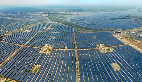 मध्य प्रदेश के रीवा स्थित सोलर पावर प्लांट, जिसका उद्घाटन प्रधानमंत्री नरेंद्र मोदी ने किया। फाइल फोटो: twitter @hexanovate