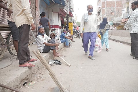 लॉकडाउन खत्म हो चुका है, लेकिन मजदूरों को अभी काम मिलना शुरू नहीं हुआ है। फोटो: आदित्यन