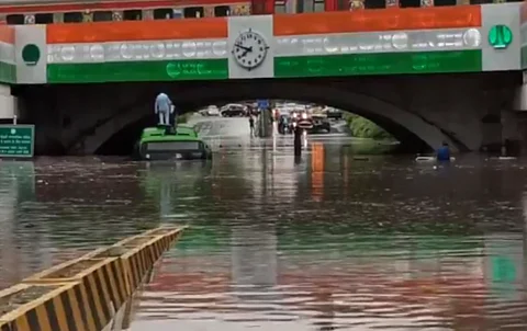 राजधानी दिल्ली में 19 जुलाई, 2020 को हुई भारी बारिश की वजह से मिंटो ब्रिज अंडर पास पर पानी भर गया, जिसमें एक बस डूब गई। फोटो: twitter.com/mohulsharmaa