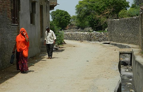 राजस्थान के भीलवाड़ा के लझोड़ा गांव में मनरेगा के तहत बनी नालियां। फोटो: अनिल अश्वनी शर्मा