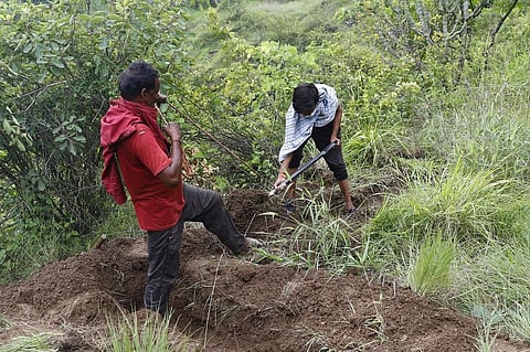 उत्तराखंड के पौड़ी जिले के गांव बोंडूल में मनरेगा के तहत खंती खोदते स्थानीय ग्रामीण। फोटो: श्रीकांत चौधरी