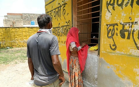 राजस्थान के खरिया नींव गांव में प्रधानमंत्री गरीब कल्याण अन्न योजना के तहत मिलने वाले अन्न की पूछताछ करती ग्रामीण महिला। फोटो: अनिल अश्विनी शर्मा