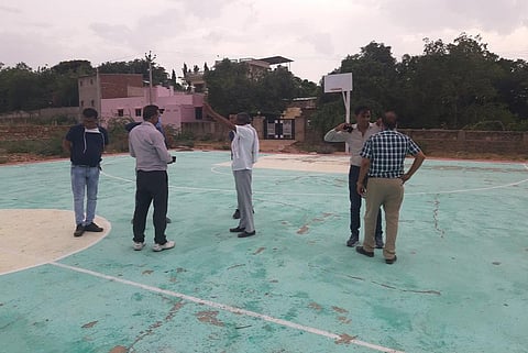मनरेगा के तहत स्कूल में बनाया गया बैडमिंटन कोर्ट। फोटो: अनिल अश्विनी शर्मा