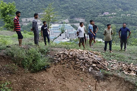 उत्तराखंड के पौड़ी जिले के गांव बूंगा में मनरेगा कार्य में जुटे युवा प्रवासी। फोटो: श्रीकांत चौधरी