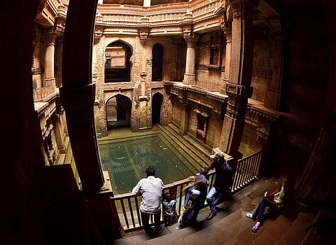 गुजरात के अहमदाबाद में स्थित अदलज की वाव। बावड़ियां भूजल के उपयोग की अनोखी व्यवस्था हैं। पांच-छह मंजिला सीढ़ियों वाली व्यवस्था से बावड़ी में जमा पूरा पानी उपयोग में आ जाता है