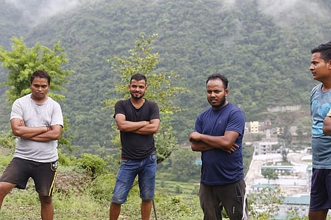 उत्तराखंड के पौड़ी जिले के गांव बूंगा में प्रवासी युवा। फोटो: श्रीकांत चौधरी