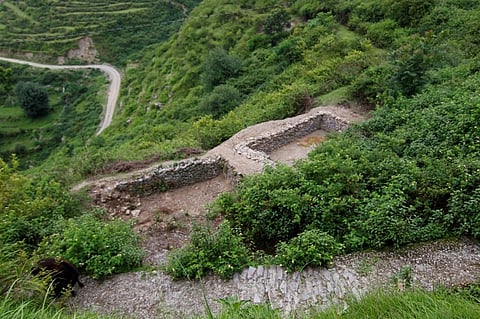 उत्तराखंड के पौड़ी जिले के गांव सकनीबड़ी में मनरेगा के तहत बनी चाल। फोटो: श्रीकांत चौधरी