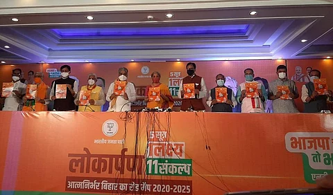 बिहार का चुनाव घोषणा पत्र जारी करती केंद्रीय वित्त मंत्री निर्मला सीतारमण: फोटो https://www.facebook.com/bjp4bihar