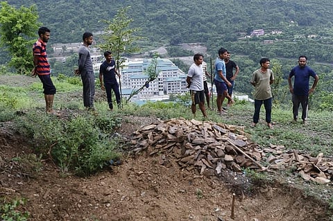 उत्तराखंड के गांव बूंग में मनरेगा का काम करते प्रवासी युवा। फाइल फोटो: श्रीकांत चौधरी