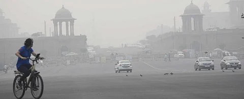 Smog over Vijay Chowk in Delhi. Photo: @sachinjacobk / Twitter