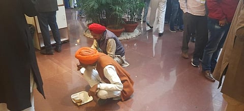 Farmer leaders eat their own food after refusing lunch offered by the government during the talks at Vigyan Bhavan, New Delhi. Photo: @SukirtiDwivedi / Twitter