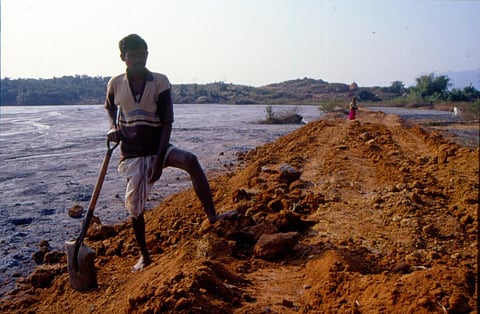 आदिवासियों की जमीनों को संरक्षित करने वाले सीएनटी और एसपीटी एक्ट में बदलाव की मांग, जानिए क्या होगा असर?